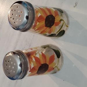 Salt/pepper shakers